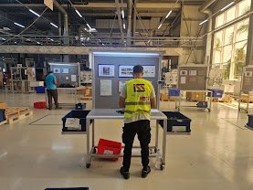 Poste de contrôle qualité en atelier industriel