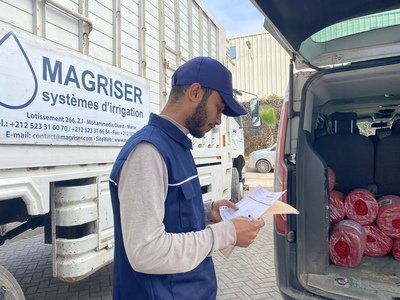 Technicien Magriser chargeant du matériel d'irrigation