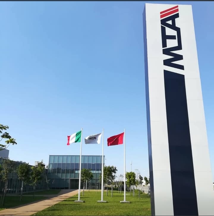 Totem d'entrée du site MTA à Kénitra, avec les drapeaux italien, marocain et de l'entreprise